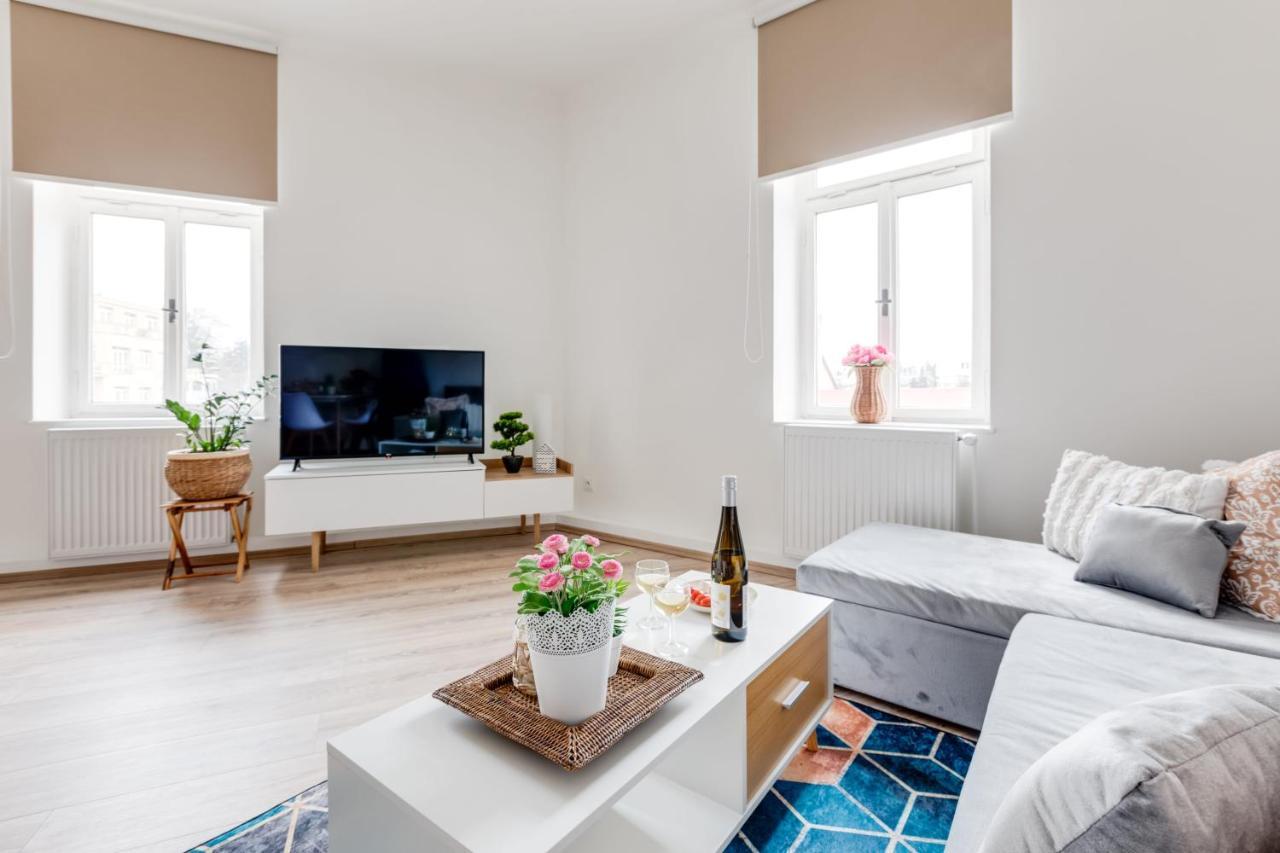 Modern, Bright And Spacious Apartamento